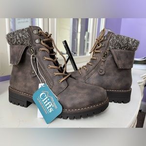 Size 8 womens Cliff boots